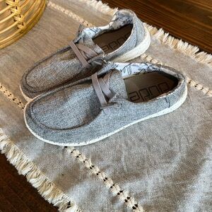 Women’s hey dude, Wendy linen size 7, slip on shoes, casual, EUC